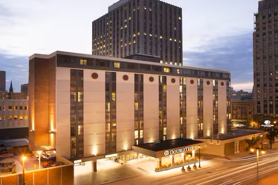 cropped-doubletree-by-hilton-milwaukee-downtown-exterior-screen-1.png